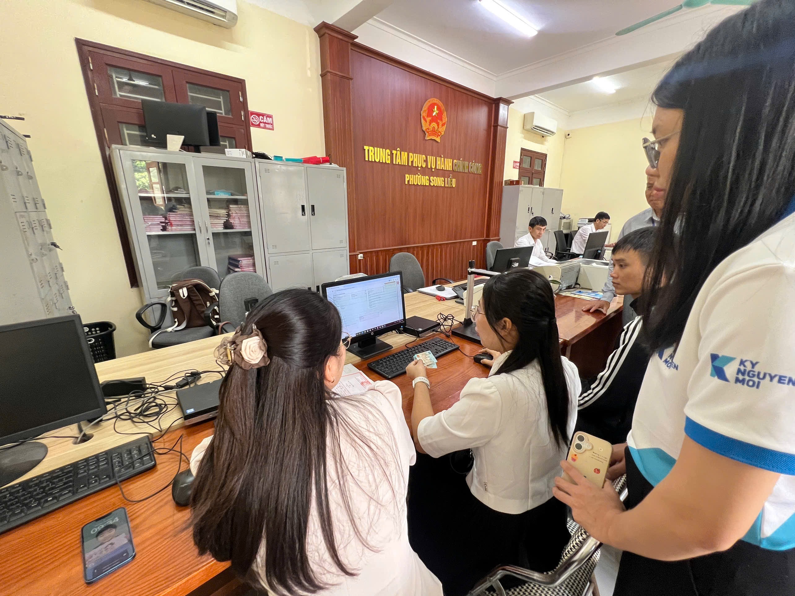 Cán bộ và người dân sử dụng Trợ lý
